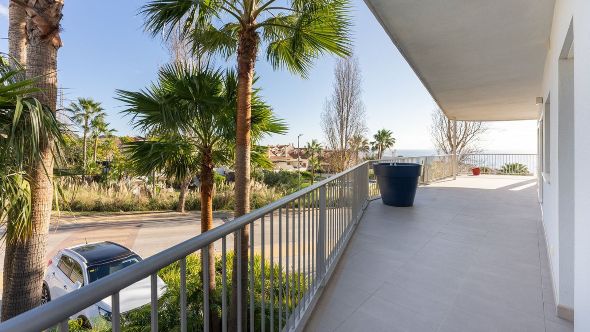 Apartmán s velkou terasou a výhledem na bazén