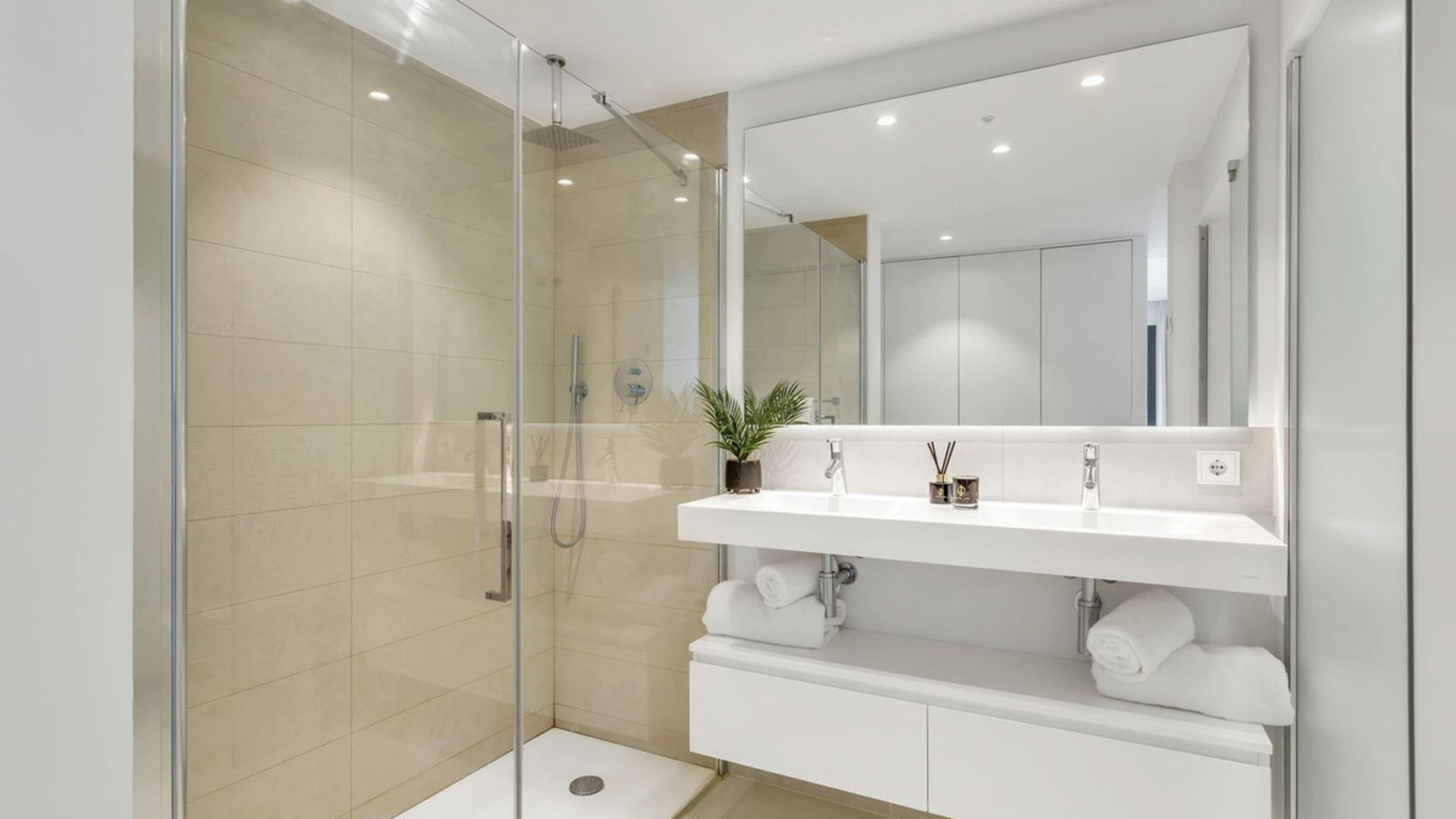 Exklusivní apartmán v urbanizaci Higuerón West 217