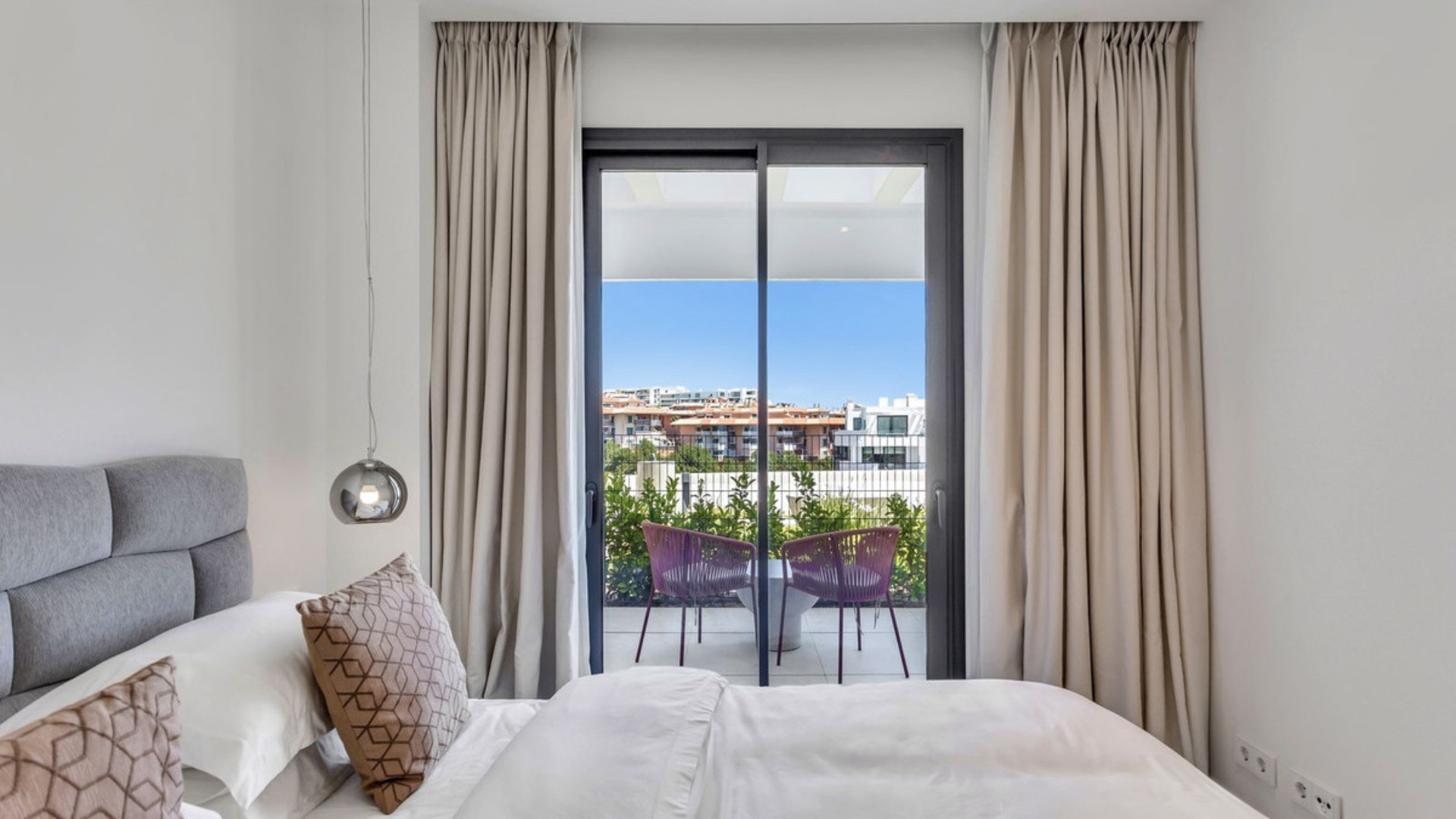 Exklusivní apartmán v urbanizaci Higuerón West 217