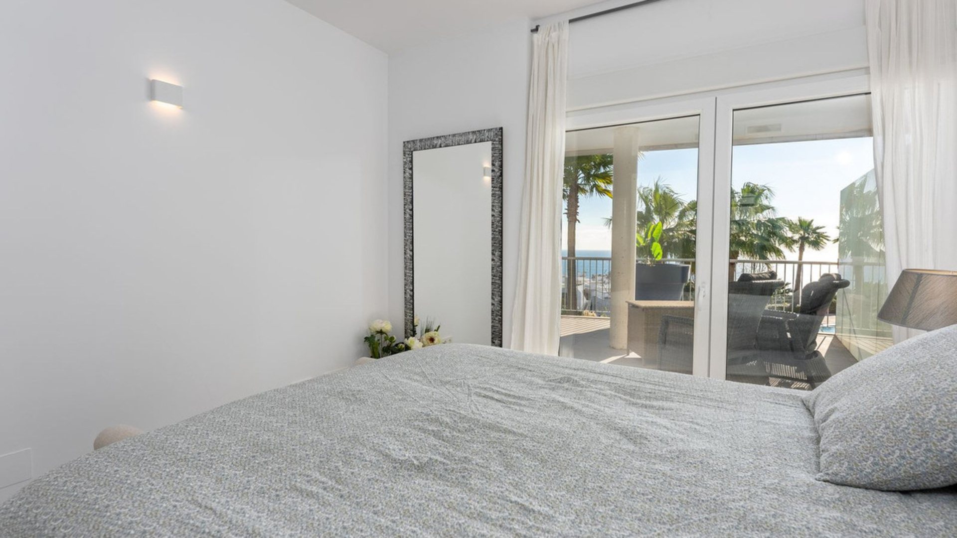 Apartmán s velkou terasou a výhledem na bazén