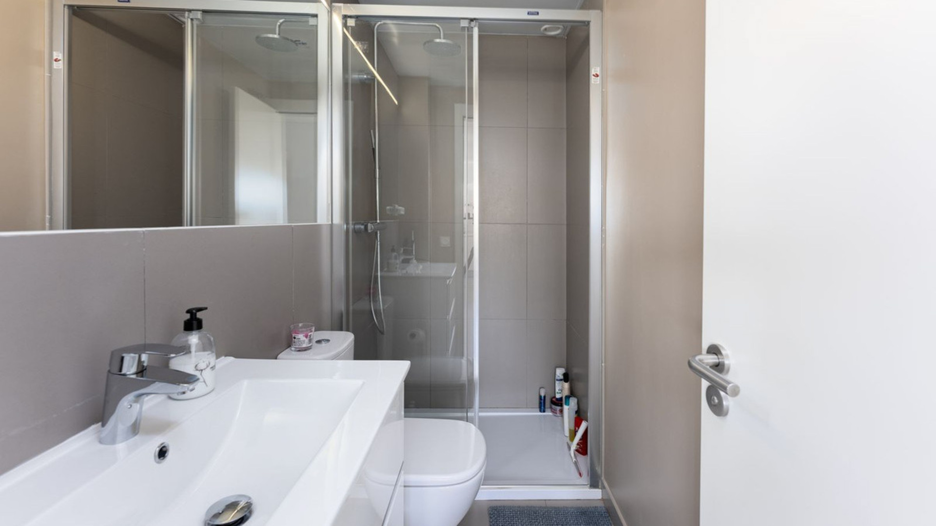 Apartmán s velkou terasou a výhledem na bazén