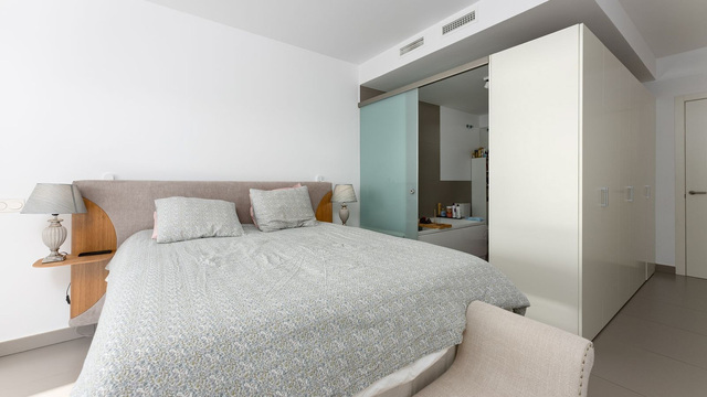 Apartmán s velkou terasou a výhledem na bazén