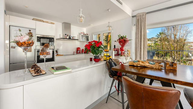 Apartmán s velkou terasou a výhledem na bazén