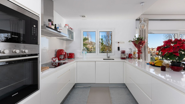 Apartmán s velkou terasou a výhledem na bazén
