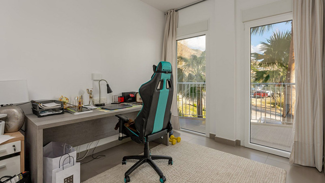 Apartmán s velkou terasou a výhledem na bazén