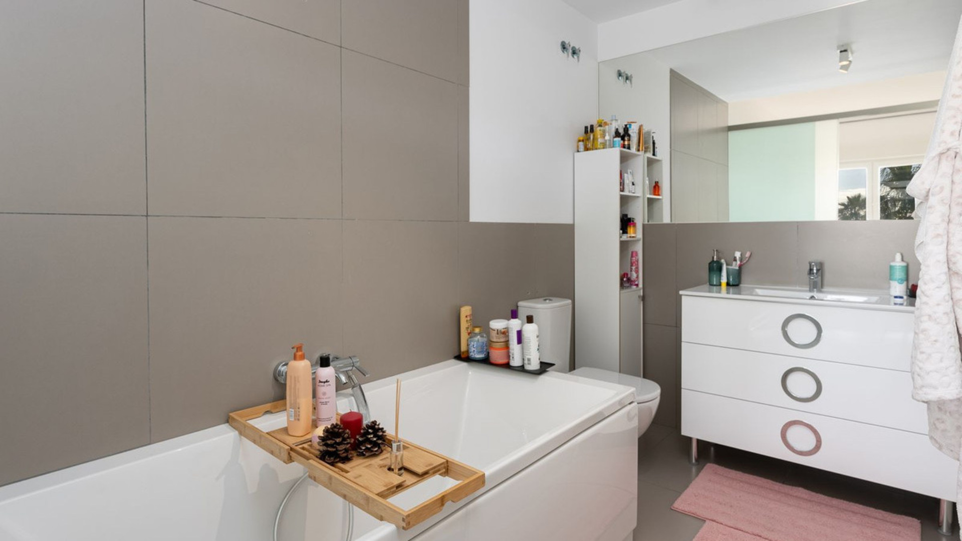 Apartmán s velkou terasou a výhledem na bazén