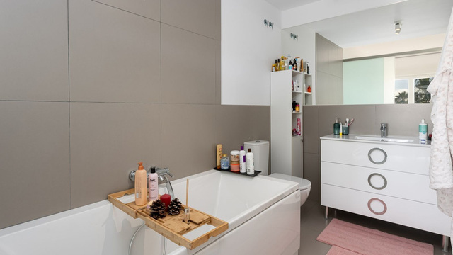 Apartmán s velkou terasou a výhledem na bazén
