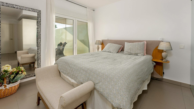 Apartmán s velkou terasou a výhledem na bazén