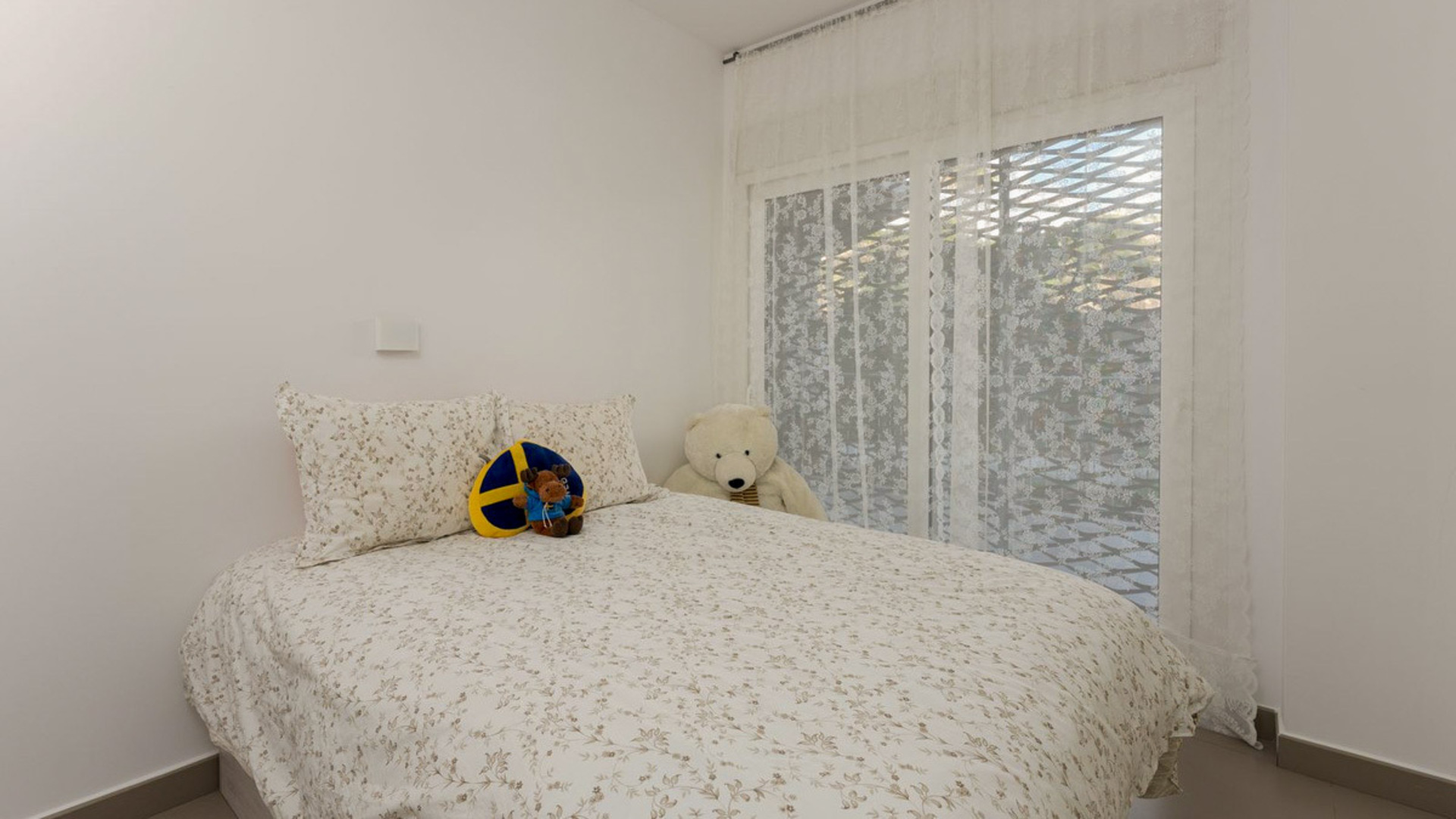 Apartmán s velkou terasou a výhledem na bazén