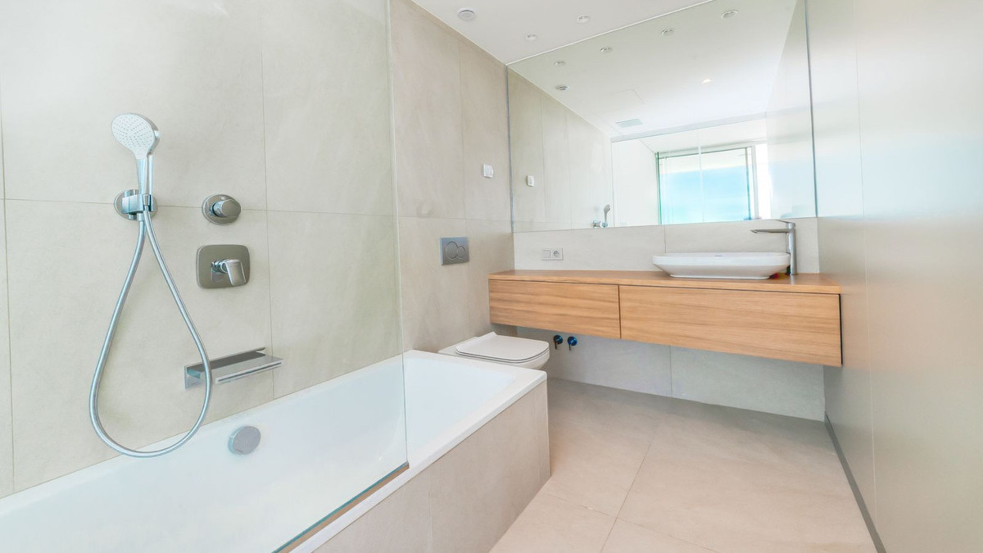 Apartmán ve středním patře s výhledem na pláž Carvajal