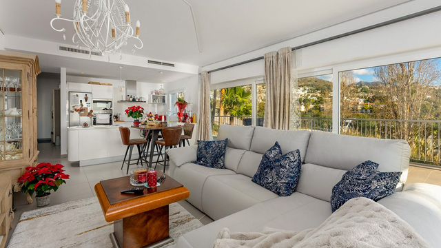 Apartmán s velkou terasou a výhledem na bazén