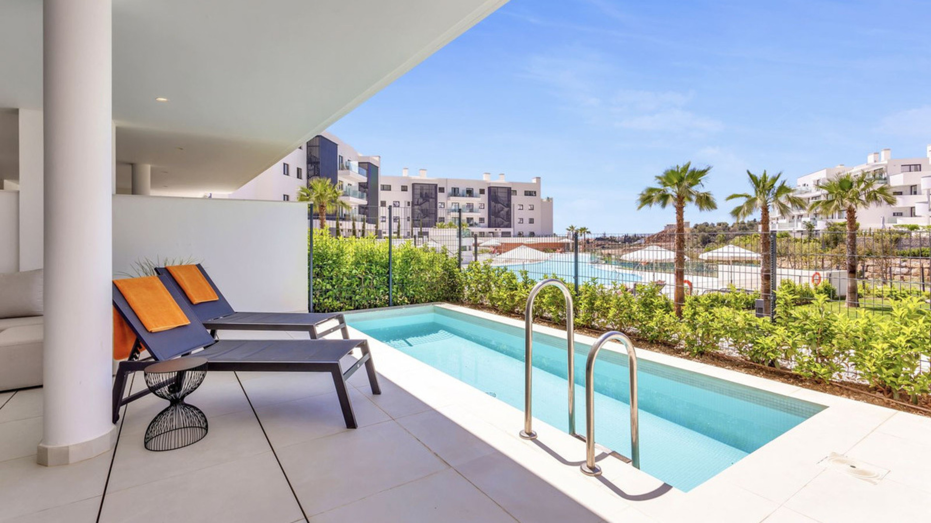 Exklusivní apartmán v urbanizaci Higuerón West 217