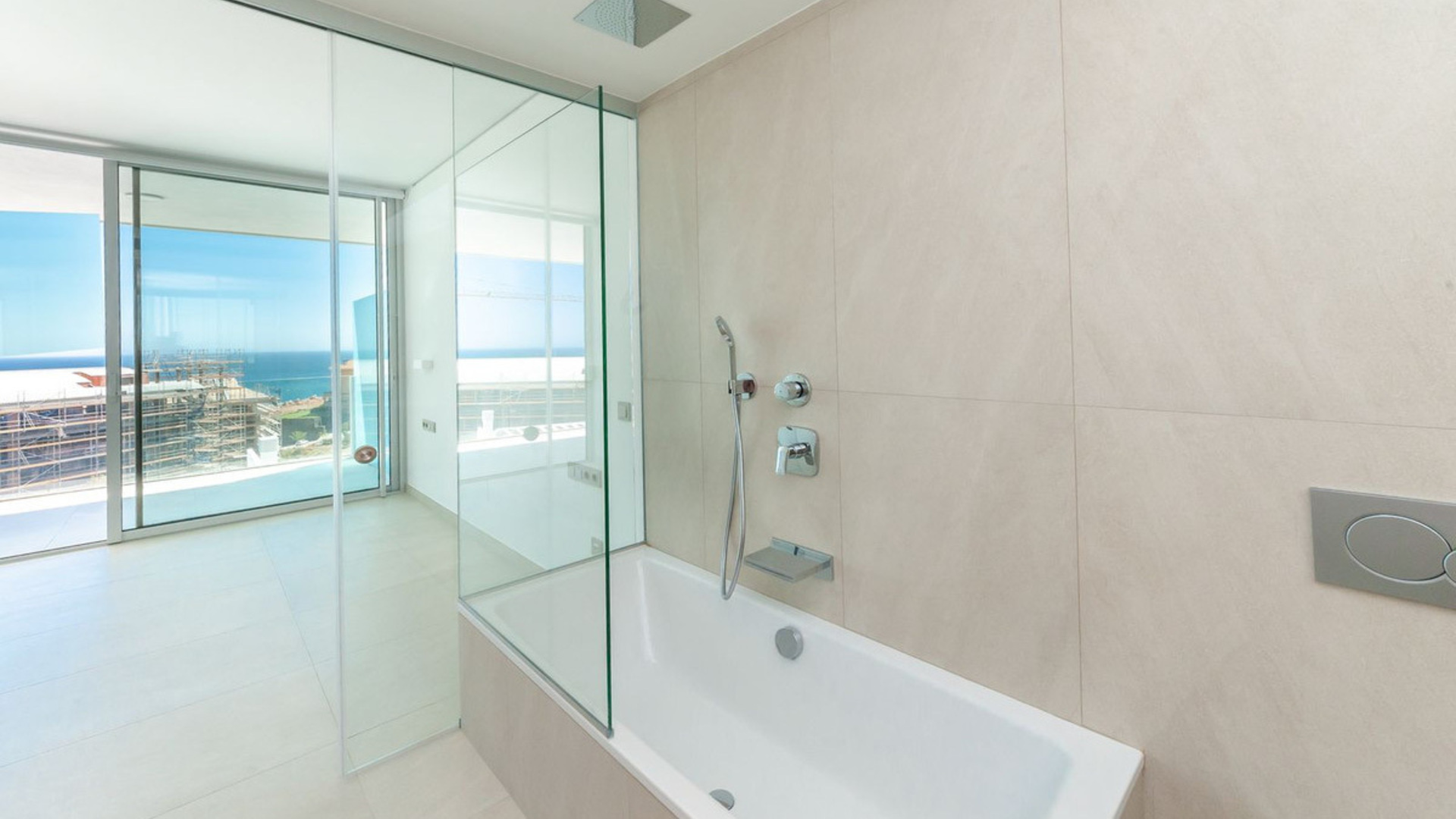 Apartmán ve středním patře s výhledem na pláž Carvajal