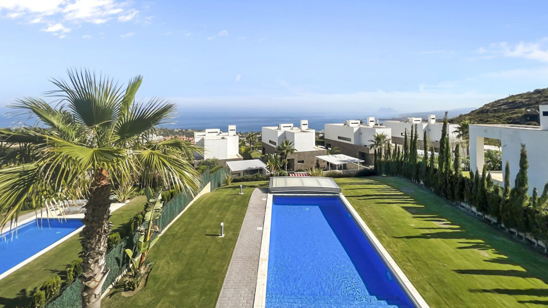 Moderní samostatně stojící vila v Bahía de Las Rocas v Manilvě