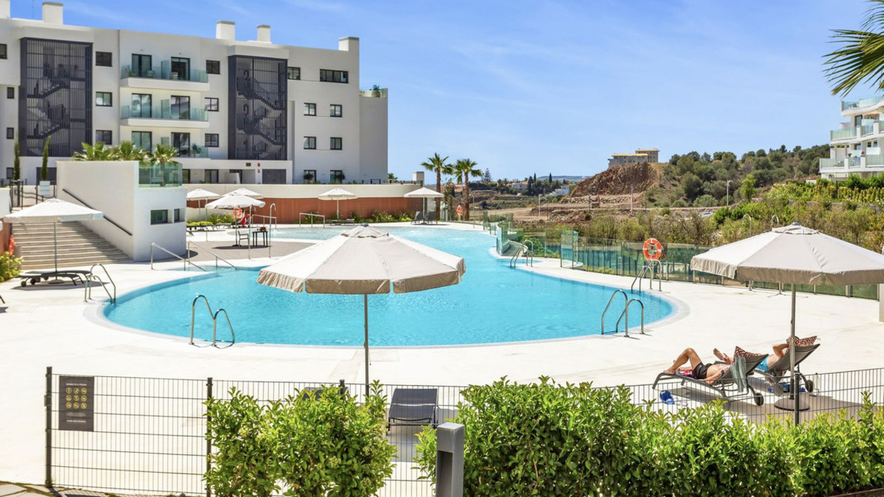 Exklusivní apartmán v urbanizaci Higuerón West 217